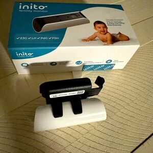 Inito Fertility Monitor with Iphone 15 Pro Clip